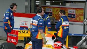 <b>DUDAS.</b> El piloto brasileño Nelson Piquet no despejó las dudas del nuevo R29 y quedó último en los entrenamientos disputados en Jerez, en los que Vettel fue el más rápido al mando del nuevo RB5.