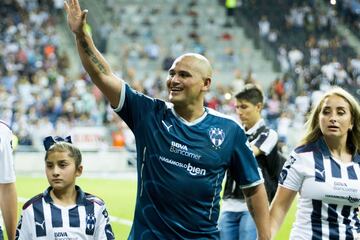 ‘El Chupete’, siempre señalado por sus problemas de peso al integrarse a las pretemporadas de los Rayados de Monterrey, está considerado como el mejor jugador en la historia del club regiomontano. Producto de la Universidad Católica, brilló con Colo Colo y explotó en Monterrey, donde anotó 121 tantos, cifra que lo coloca como el máximo anotar en la historia del equipo. Además, ganó dos títulos de liga y tres Concachampions. ¿Quién lo puede culpar con lo sabroso que es el cabrito en Monterrey?