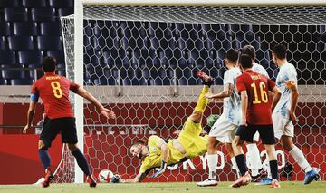 España 1-0 Argentina | El balón desde la banda derecha llegó al segundo palo, lo recogió Olmo, que en lugar de chutar, se la dejó a Mikel Merino, que definió con un sutil remate para hacer el 1-0.


