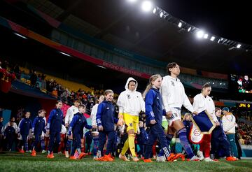 Las selecciones de f迆tbol femenino de Jap車n y Espa?a entran al terreno de juego del Estadio Regional de Wellington, Nueva Zelanda.