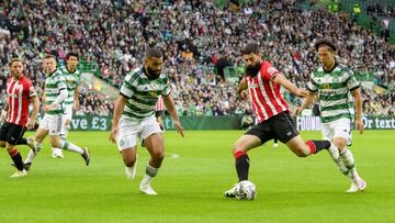 Villalibre busca el gol ante el Celtic.