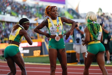AMDEP3750. EUGENE (ESTADOS UNIDOS), 17/07/2022.- Las jamaiquinas Shelly-Ann Fraser-Pryce (d), medalla de oro, Elaine Thompson-Herah (c), medalla de bronce, y Shericka Jackson (L), medalla de plata, celebran al final de 100m femenino hoy, en los Campeonatos mundiales de atletismo que se realizan en Hayward Field en Eugene (EE.UU.). EFE/ Kai Forsterling
