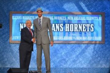 Stern saluda a Davis tras ser elegido en el draft por New Orleans, cuando aún eran Hornets y no Pelicans.