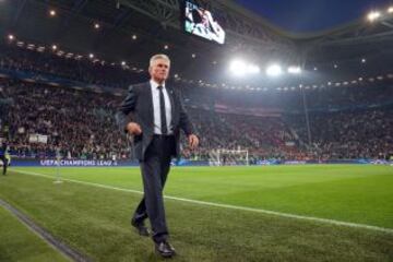 El t&eacute;cnico del Bayern, Jupp Heynckes, se dirige al banquillo del Juventus Stadium. 