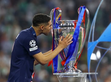 Los jugadores del Paris Saint-Germain celebran la victoria tras ganar la final de la UEFA Champions League entre el Paris Saint-Germain.