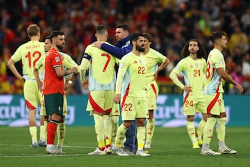 Los jugadores espa?oles desolados tras finalizar la tanda de penaltis.