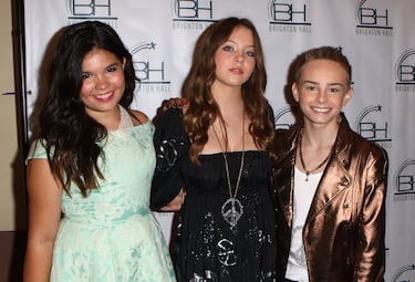 Los actores Madison De La Garza, Sydney Sweeney y Chris Bones en el concierto Brighton Hall Live en el Teatro El Portal el 21 de mayo de 2013 en North Hollywood, California.