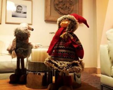 En casa de Keylor Navas han preferido muñecos navideños.