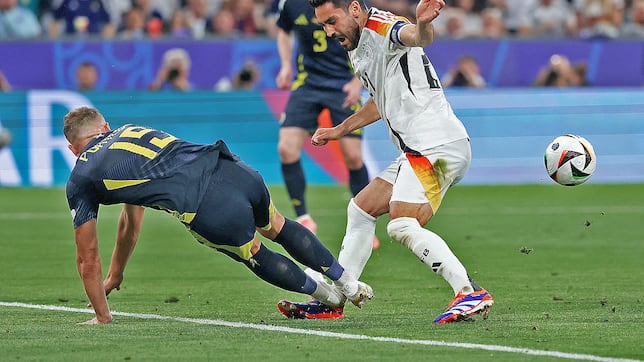 La durísima entrada que sufrió Gündogan en el penalti