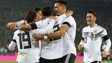 Jugadores de la Selección Alemana de Fútbol, en la foto Mesut Özil, entre otros.