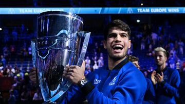 Carlos Alcaraz celebra con el trofeo el título de la Laver Cup.