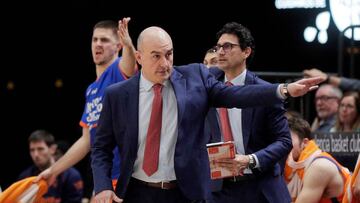 GRAFCVA2485. VALENCIA, 01/03/2020.- El entrenador del Valencia Basket, Jaume Ponsarnau, reacciona durante el partido de la vigésimo segunda jornada de la Liga Endesa que disputan esta tarde contra el San Pablo Burgos en el pabellón de la Fuente de San Luis. EFE/Kai Försterling