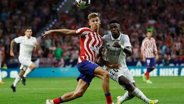 Soccer Football - LaLiga - Atletico Madrid v Real Madrid - Metropolitano, Madrid, Spain - September 18, 2022 Atletico Madrid's Marcos Llorente in action with Real Madrid's Vinicius Junior REUTERS/Susana Vera