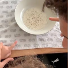 Bartra le explica el poder de lavarse las manos a su hija: vale para todos los padres del mundo