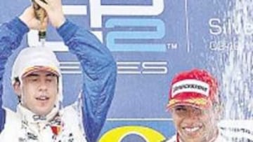 <b>LÁSTIMA. </b>Félix celebra su podio junto a Hamilton antes de la sanción.