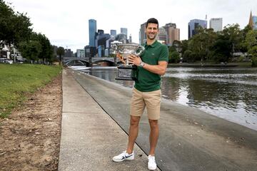 Novak con el trofeo del  Abierto de Australia por las calles de Melbourne.