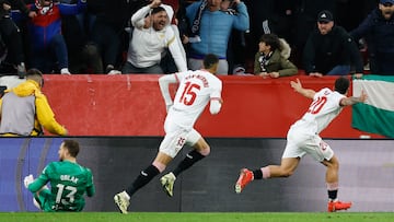 SEVILLA, 11/02/2024.- Los jugadores del Sevilla, el marroquí Youssef En-Nasyri (i) e Isaac Romero, celebran el primer gol del equipo sevillista durante el encuentro correspondiente a la jornada 24 de Primera División que disputan hoy Domingo Sevilla y Atlético de Madrid en el estadio Sánchez Pizjuán, en Sevilla. EFE/ Julio Muñoz.