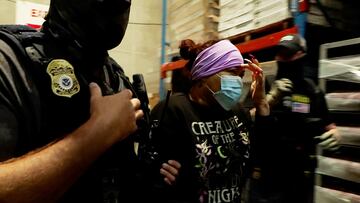 Agente de ICE arresta a inmigrante en Estados Unidos