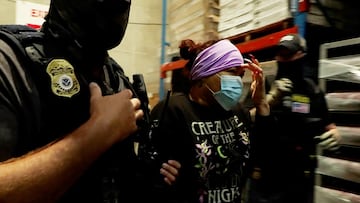 Agente de ICE arresta a inmigrante en Estados Unidos