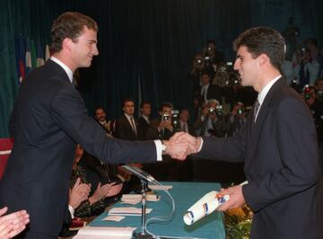 Miguel Induráin ganó su segundo Tour de Francia el año que recibió el Princesa de Asturias de los Deportes. Después llegaron otros tres. Además de su innegable currículum deportivo, el jurado destacó al premiarle que el navarro "reúne destacados méritos humanos que ha puesto de manifiesto en su vida deportiva y que fueron elogiados por sus compañeros". 