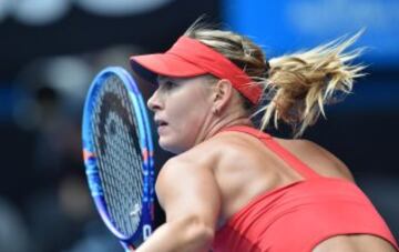 Maria Sharapova se quedó con el duelo ante Eugenie Bouchard para llegar a semifinales del Abierto de Australia el martes.