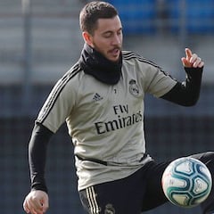 Hazard por fin toca balón