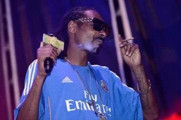 Sin importar su pasado con la camiseta del Barcelona, Snoop Dogg dio una presentación portando la del equipo merengue. 