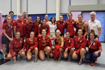 La Reina Letizia, junto a la selección española de waterpolo femenino tras su victoria ante Grecia en el partido de la ronda preliminar de los Juegos Olímpicos.