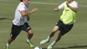 Javi Fuego, durante un entrenamiento junto a Guardado.