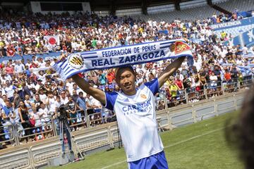 El futbolista japon¨¦s, exjugador del Dortmund, lucir¨¢ el dorsal 23 a la espalda con el Real Zaragoza.