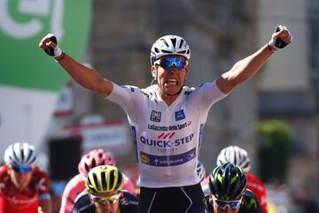 Bob Jungels celebra la victoria en Bergamo.