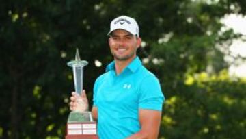 El sudafricano Haydn Porteous muestra el trofeo obtenido en Johannesburgo.