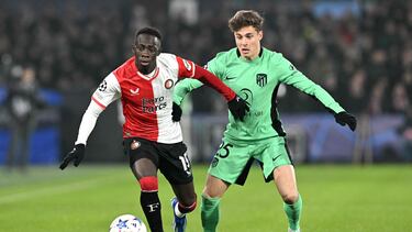 Minteh disputa un balón con Riquelme.