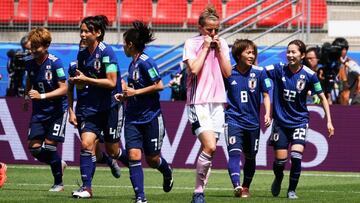 EPA3938. RENNES (FRANCIA), 14/06/2019.- La delantera japonesa Mana Iwabuchi (2-d) celebra con sus compa&ntilde;eras tras marcar el 1-0 ante Escocia, este viernes, durante el partido pertenciente al grupo D del Mundial de f&uacute;tbol femenino entre ambas