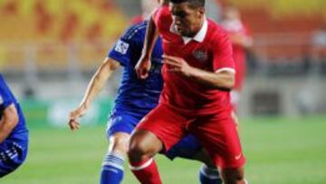 Bakkali conduce un balón durante un amistoso.