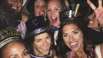 Alex Morgan, el d&iacute;a de su boda, con compa&ntilde;eras de su Selecci&oacute;n.