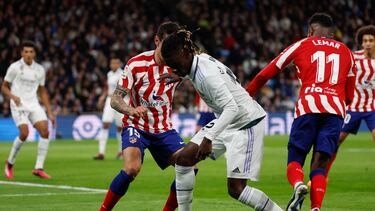 El centrocampista del Real Madrid Eduardo Camavinga (c) lucha con Thomas Lemar (d) y con Stefan Savic, ambos del Atlético de Madrid, durante el partido de la jornada 23 de LaLiga que enfrenta este sábado al Real Madrid y al Atlético de Madrid en el estadio Santiago Bernabéu, en Madrid.