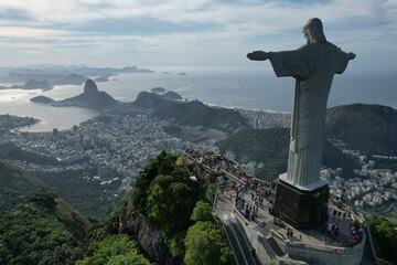 El Cristo Redentor es la escultura de art decó más grande del mundo. Fue inaugurada en 1931 y diseñada por el arquitecto Heitor da Silva Costa. Está en el monte Corcovado, en el Parque Nacional de la Tijuca, en Río de Janeiro.