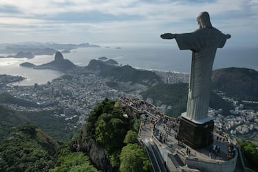 El Cristo Redentor es la escultura de art decó más grande del mundo. Fue inaugurada en 1931 y diseñada por el arquitecto Heitor da Silva Costa. Está en el monte Corcovado, en el Parque Nacional de la Tijuca, en Río de Janeiro.