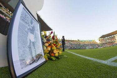 Homenajearon a Osvaldo Batocletti en el León-América