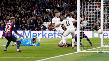 Entre Militao y Nacho acaban metiéndose el balón en su propia portería tras un rechace de Courtois a un remate de Kessié.