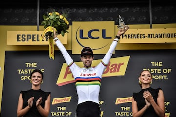 El holands Tom Dumoulin en el podio celebra su victoria de la crono final.