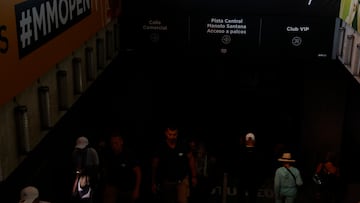 MADRID, 28/04/2025.- Asistentes al Mutua Madrid Open abandonan las instalaciones de la Caja Mágica debido al apagón registrado a nivel peninsular este lunes. EFE/ Chema Moya