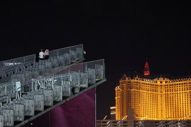 Muchos sitios vacíos en las gradas antes del comienzo de los libres. 