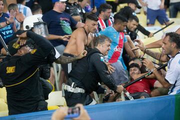 Las lamentables imágenes de la pelea en las gradas de Maracaná