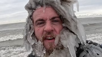 Surfista con el pelo congelado en los Grandes Lagos de AMérica del Norte