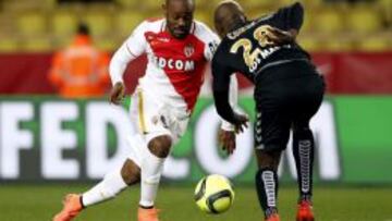 Vagner Love intentando regatear a un defensa del Reims.