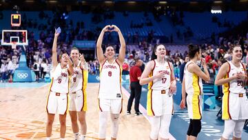 El equipo español de baloncesto femenino celebra la victoria contra China en los Juegos Olímpicos.