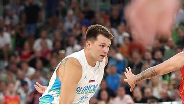 Luka Doncic ante Montenegro en un amistoso de preparaci¨®n para el Mundial 2023.