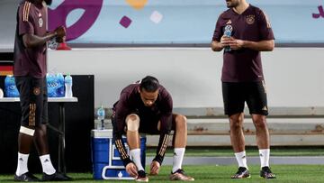 Sané, con un vendaje, entre Rüdiger y Gündogan.